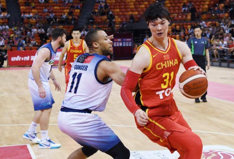 山西队险胜新疆队，王哲林点燃赛场