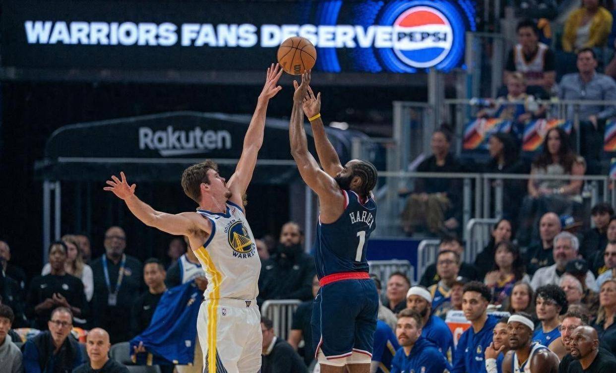 快船碾压山东队，库里扛起全队