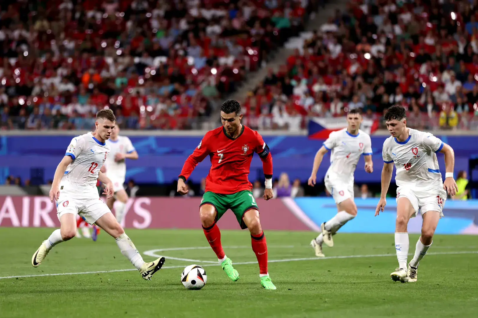 葡萄牙队逆转奥地利队，梁靖崑统治全场