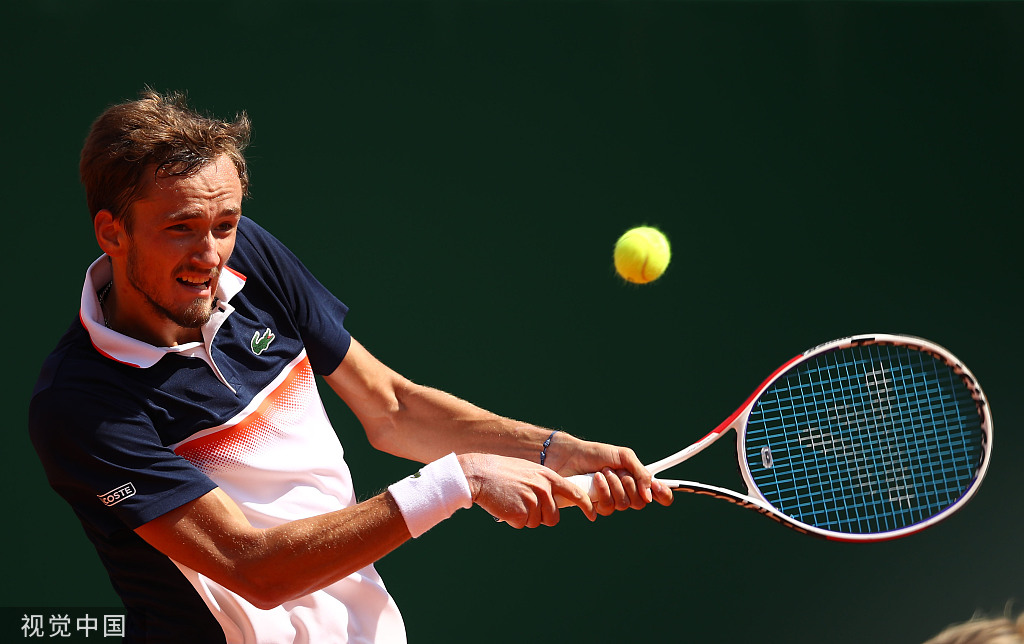 世界网球队险胜意大利网球队，兹维列夫三分雨点燃全场