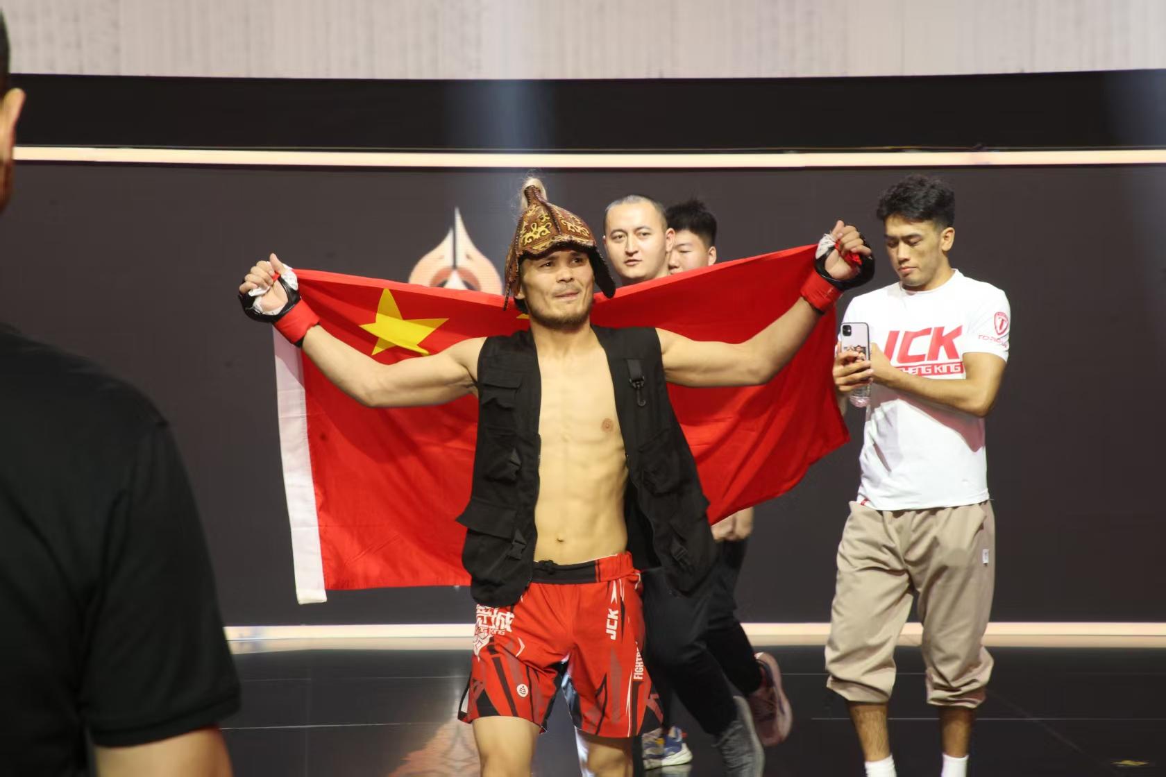 精彩比赛场面，观众尖叫声此起彼伏