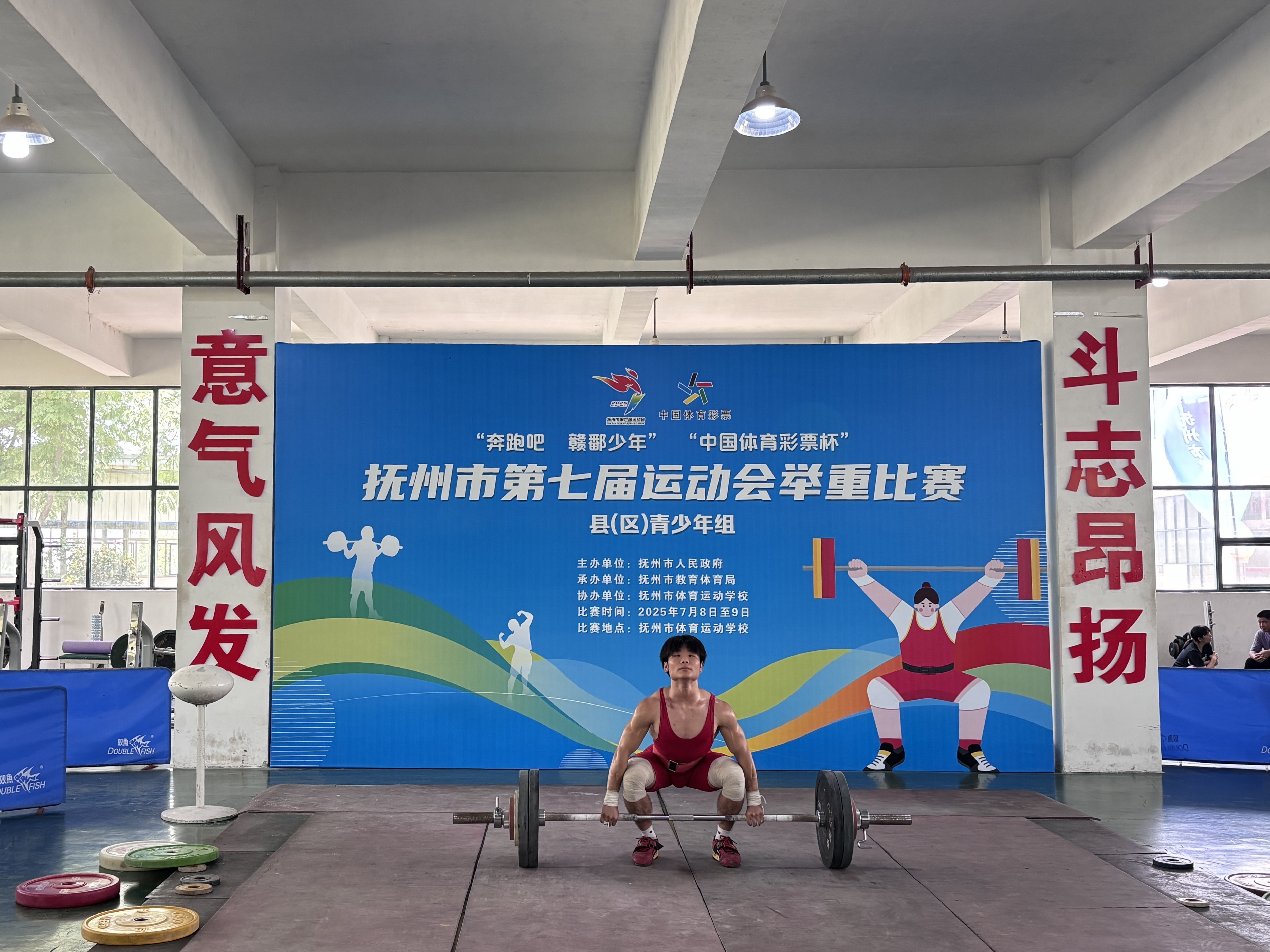 精彩比赛场面，观众尖叫声此起彼伏