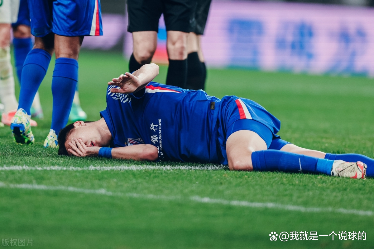 点球射门失准，球员表现失误堪忧