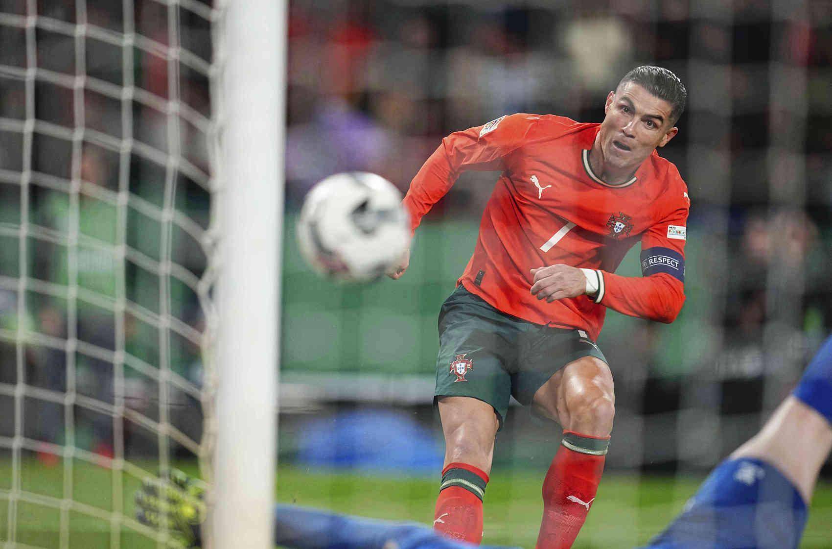 点球射门失准，球员表现失误堪忧