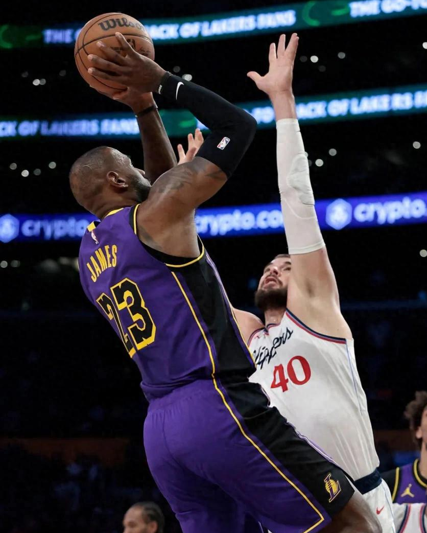 开云体育中国-骑士绝杀新疆队，詹姆斯状态火热