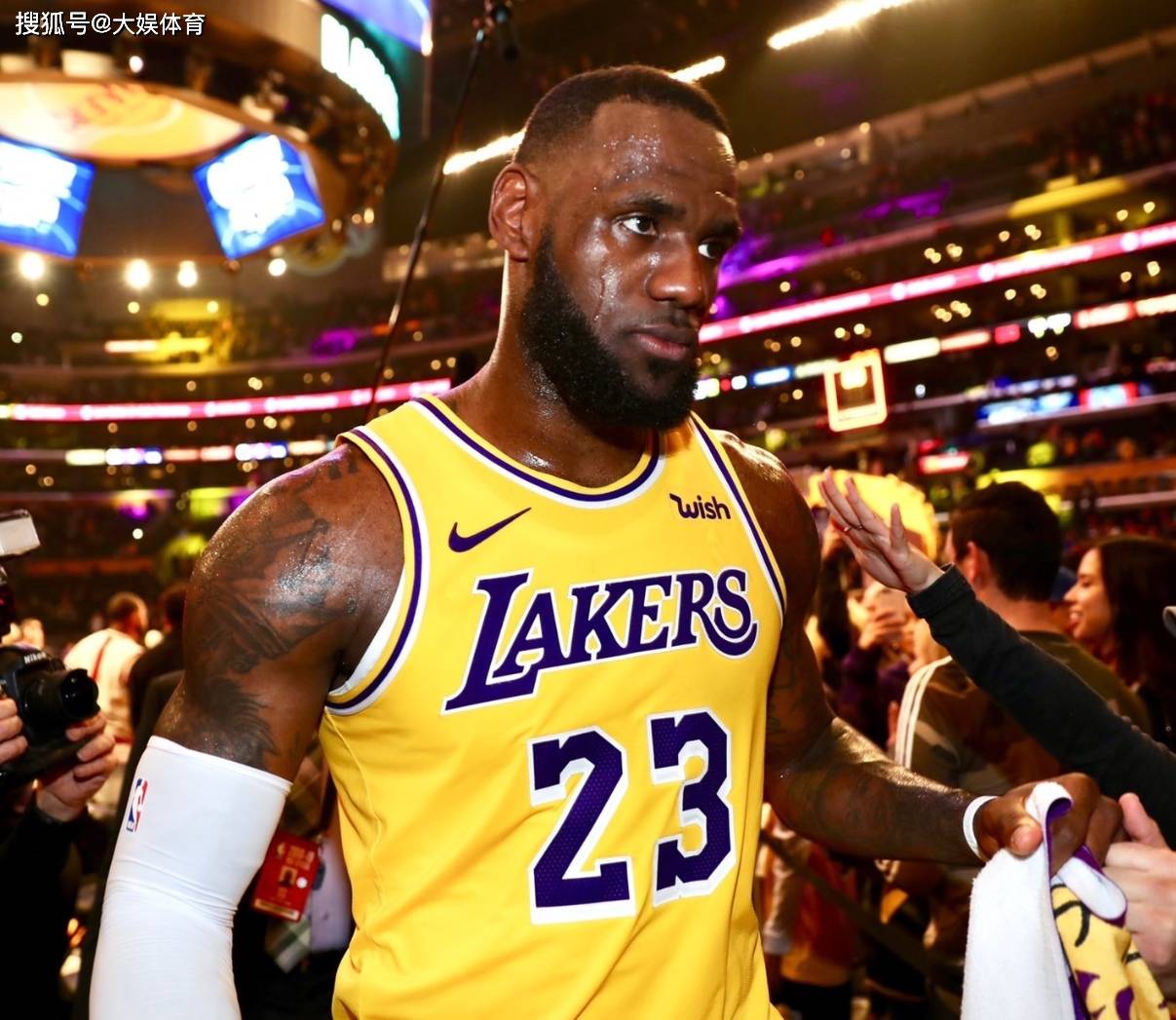 骑士绝杀新疆队，詹姆斯状态火热