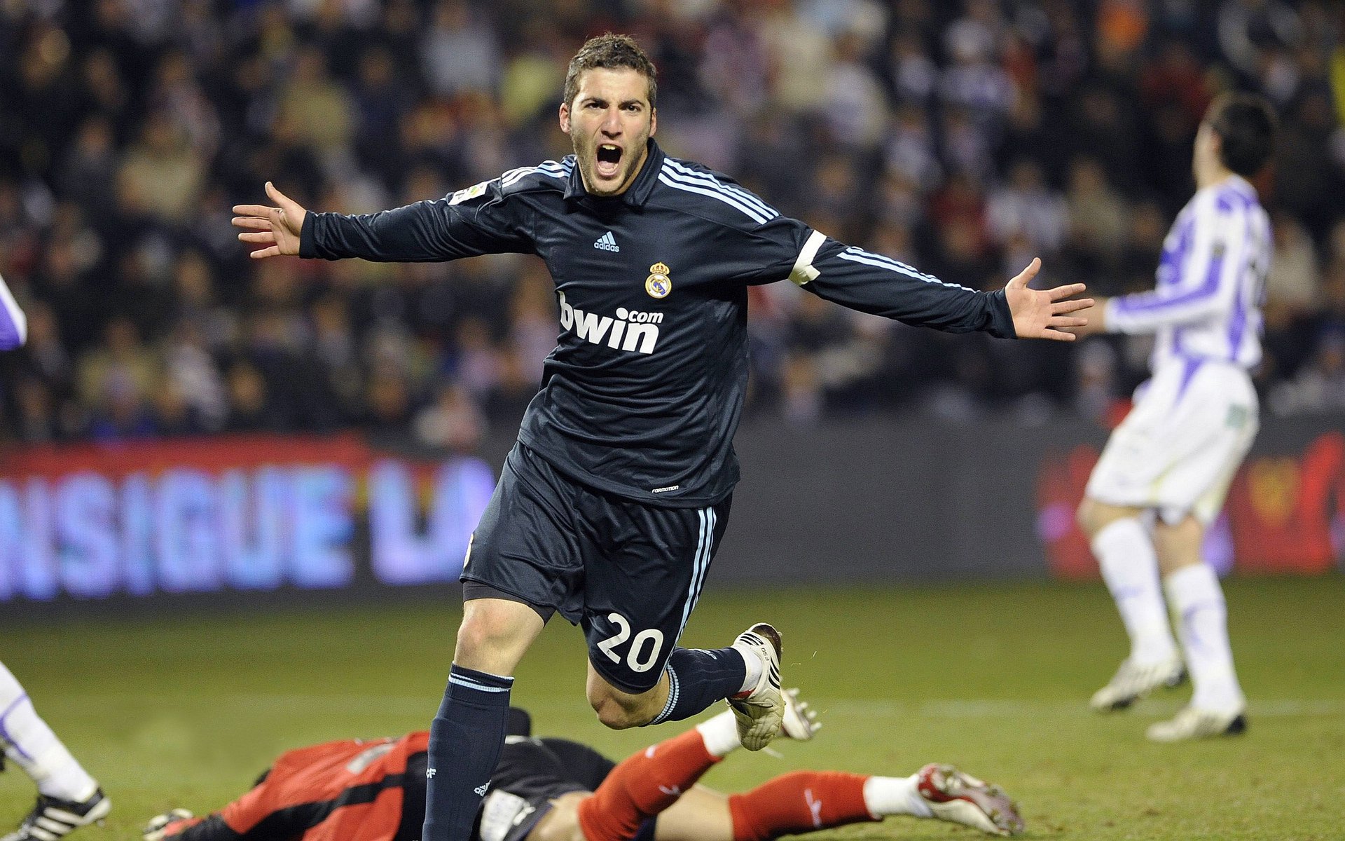 北欧寒锋对决地中海烈焰，凯恩生涯之夜照亮瑞典与那不勒斯的史诗对决